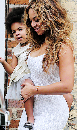 brooklynmademe:  yourfaves-fave:  collidingpastsff:  thequeenbey: At Solange &amp;