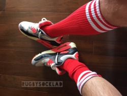 rugbysocklad:  Gotta love that look!   More