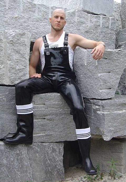 alpha1976:  drubskin:  So fucking sexy.  More Kinky @  ~NSFW FUN~ 