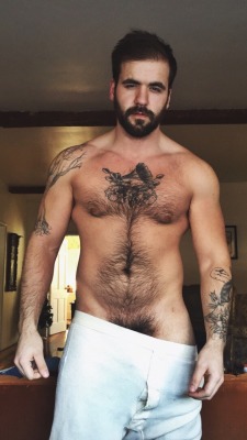 manlybush:This hairy guy is too handsome