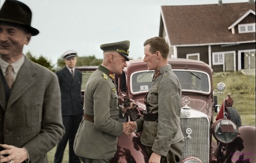  Waldemar Erfurth General Der Infanterie shake hands to Kustaa Anders (Finnish Commander) beside his