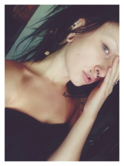 -miranda-ann:  No plugs, no makeup, hairs