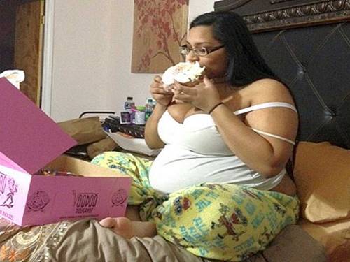 neptitudeplus: We know Desi isn’t a small girl, so those must be HUGE pastries she’s stuffing herself with!  