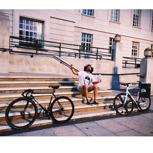 Puncture put stop. @himynameisclarence enjoying some hackney chips. #latergram #bikedemcrew #fixedge