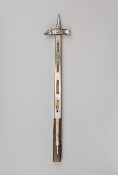 armthearmour:A beautiful brass-decorated Warhammer,OaL: 23.2 in/59 cmWeight: 2.4 lbs/1088.6 gGermany