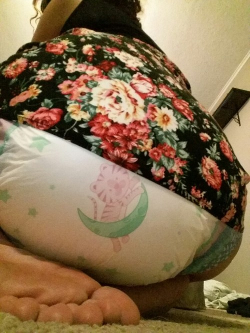 daddeeslilkitten:  Fun wif my new diapers :) 