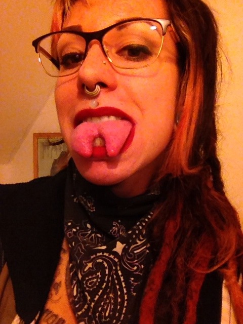 rita-haxx:  I’m bored here’s my stupid fat tongues
