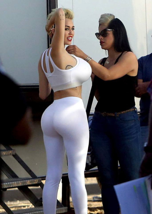 Porn Pics dynamoob:  Miley Cyrus finally gets a bod