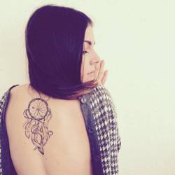 pequenostatuajes:  Pequeño tatuaje de un atrapasueños en la espalda de Yanna.