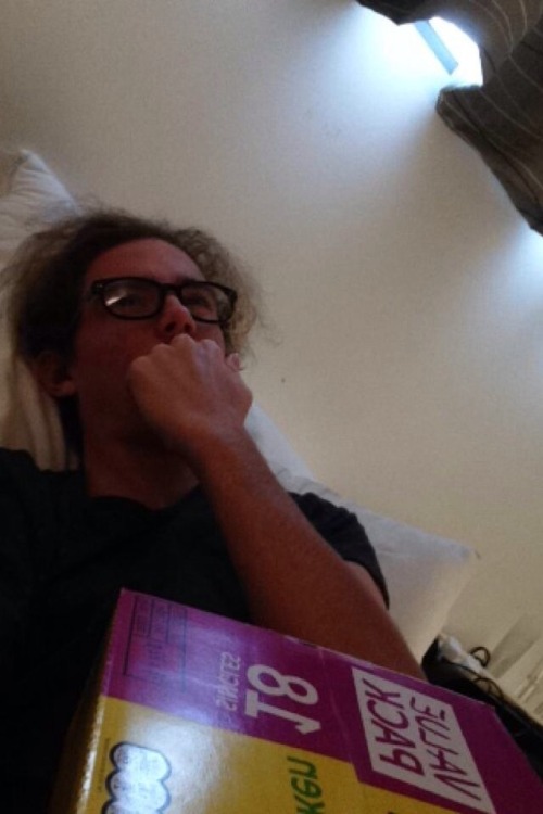 godsmangina:  human boy falls in love with box of noodles 