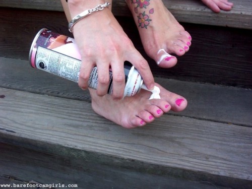 jennsummers50: Tiffany licks and sucks whipped cream off her hot pink toes and sweaty wrinkled soles