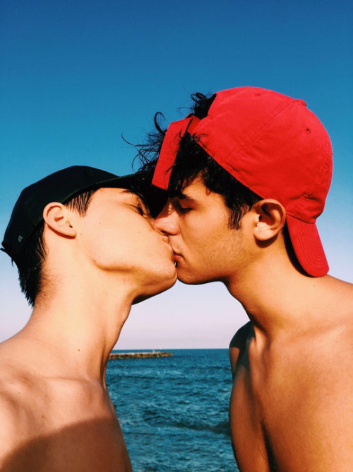 b0ysandb0ys:  love is lovefollow us on twitter!