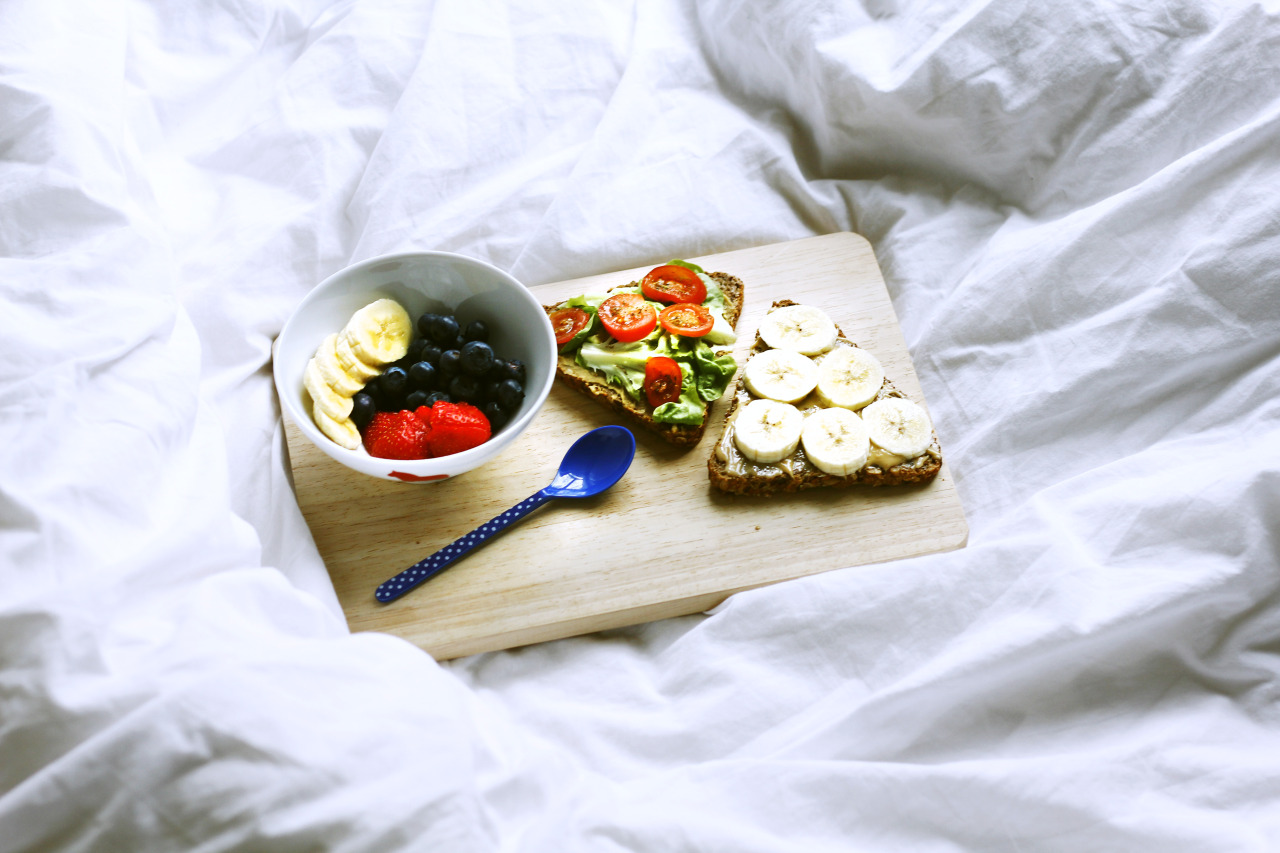 elefantsarevegan:  sunday morning breakfast. it was fresh fruit, and two slices of