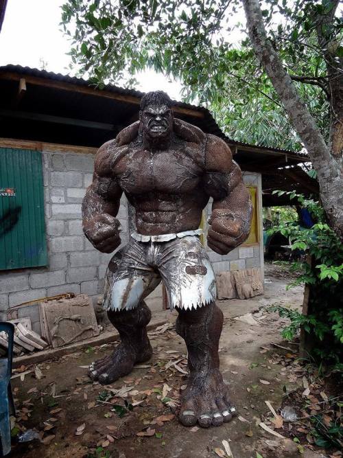 i-am-kennywil:  steampunktendencies:  Scrap Metal Hulk by Old Steel Art  http://goo.gl/2Yhra2          