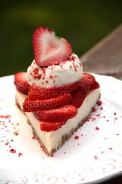 im-horngry:  Vegan Strawberry Cheesecake