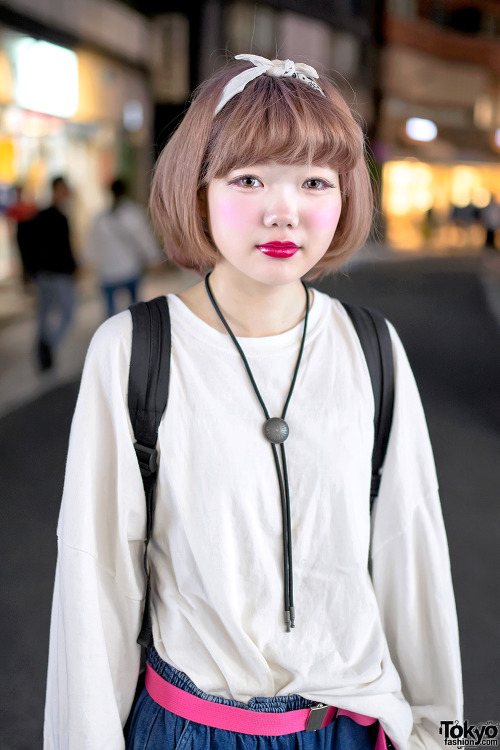 18-year-old Hinako on Cat Street in Harajuku tonight wearing an oversized top from Spinns with rolle