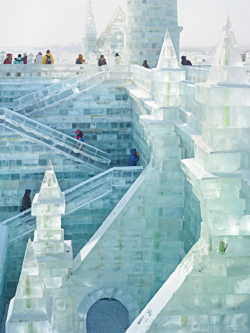 yatzer:Sightseers at the Harbin International Ice and Snow Sculpture Festival.Photograph by Massimo 