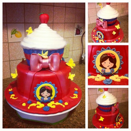 #SnowWhite #Cake I made for @teresacasallas’ beautiful twins 1st birthdays. #fondant #instacake #instacute #instafood #disney #edibleart #cupcake #apple #butterflies #birds