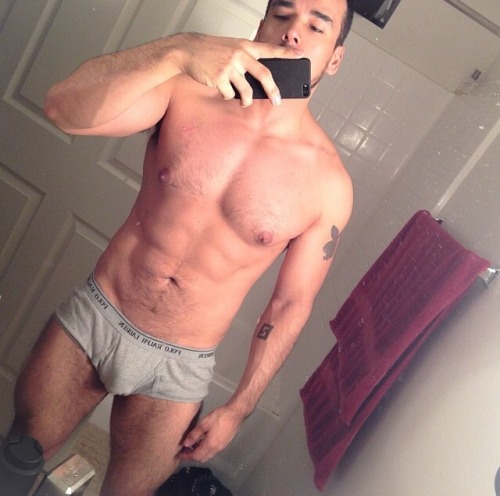 shulito13:  GOD HE SO FINEEE!