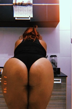 anjocigano:  Só queria um daddy pra espancar minha bunda enquanto fode minha bctinha assim, fodendo com força, puxando meu cabelo, apertando de leve meu pescoço e depois me enchesse de porra, pra q eu pudesse sentir o seu leitinho escorrendo pelas