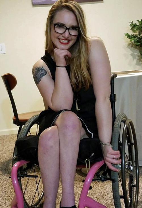 Para Vicki with atrophied legs and glasses