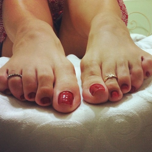aurabfeet: #sexytoes #toerings #feet #footfetishnation #toeslovers #footlovers #sexyfeet #pes #pezin