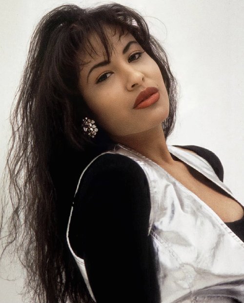 twixnmix: Selena photographed by Maurice Rinaldi for her album Amor Prohibido, 1994.