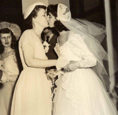 moonblossom:eden-duh:Vintage Lesbian CouplesGals being pals!