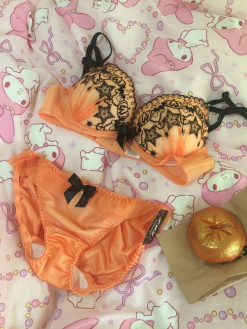 sugar-honey-iced-tea:Halloween lingerie in Japan👻🎃👻