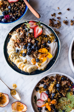 sumisa-lily:  addaspoonfullofsugar:  Blueberry Muffin Granola Greek Yogurt Breakfast Bowl  Yes please