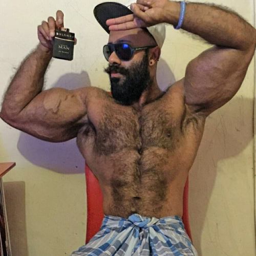 Needs worshiping big time - hairy chest, pits ah perfection - WOOF