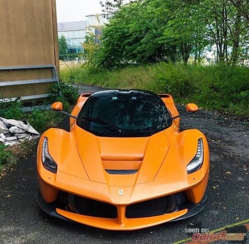 Ferrari LaFerrari in orange, www.daidegasforum.com/forum/forum-vari/-2-ruote-in-pi%C3%B9/foto