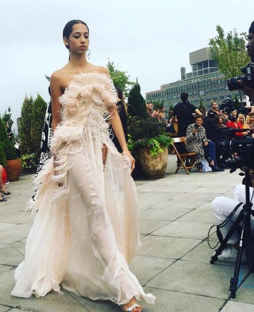 Yasmin Wijnaldum in OSCAR DE LA RENTA SPRING 2019 READY-TO-WEAR