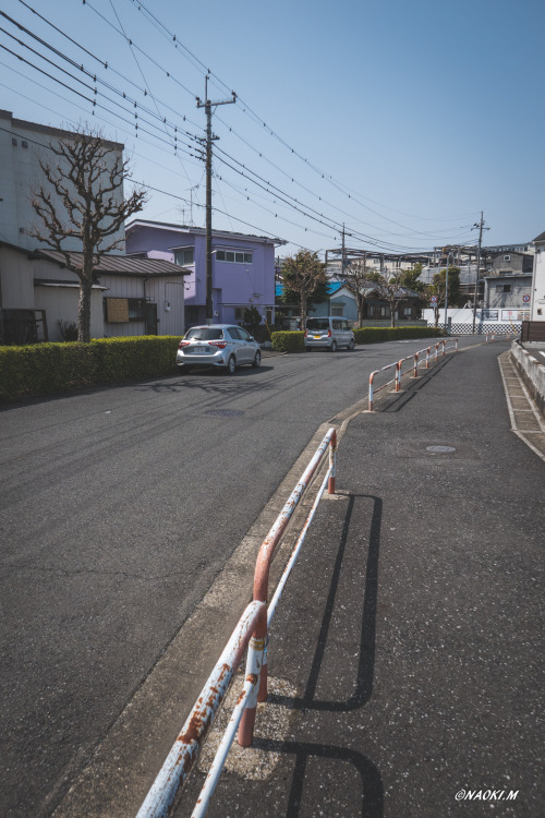 工場に続く曲がった道。むかしここには鉄道が走っており、貨物を運んだんですね。耳をすませば「ガタンゴトン」と聞えてくるかもしれません。