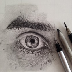 cjwho:  Photo-realistic drawings by Monica