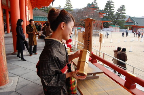 punipunijapan:Do you know what Japanese people do on New Year’s day(◕ω◕)? The Japanese N