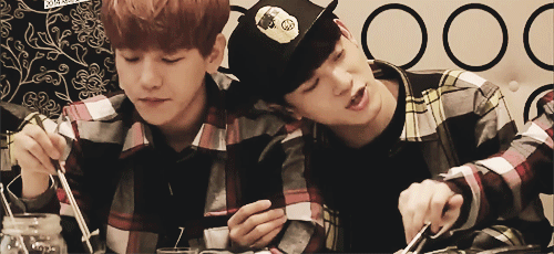 lovertronic:  Well, it seems that Jongdae really likes to snuggle with Baek…. 