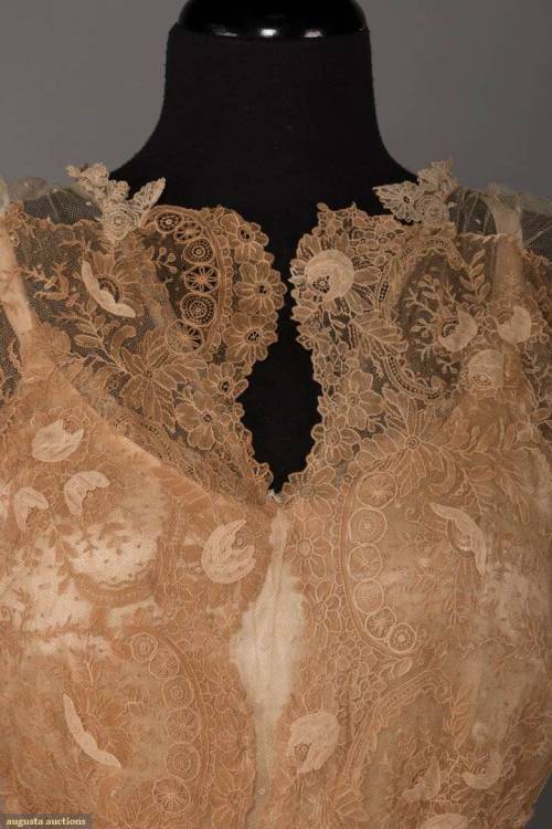 CHARMEUSE & BRUSSELS MIXED LACE GOWN, c. 1910Ivory silk charmeuse trained gown w/ overbodice of 