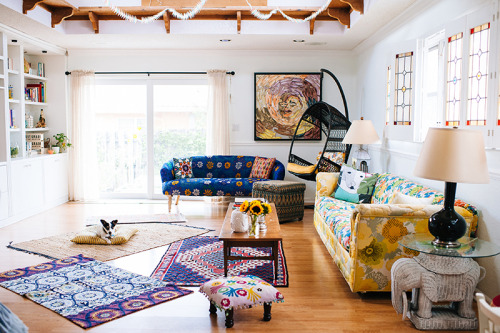 What a vibrant, colorful living room! I&rsquo;ve long loved the combo of white with spots of bri