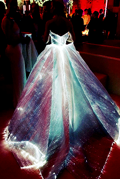 barkingsparrows:  Zac Posen transformed Claire Danes into a real life magical Cinderella for the MET Gala and brought the world to tears 