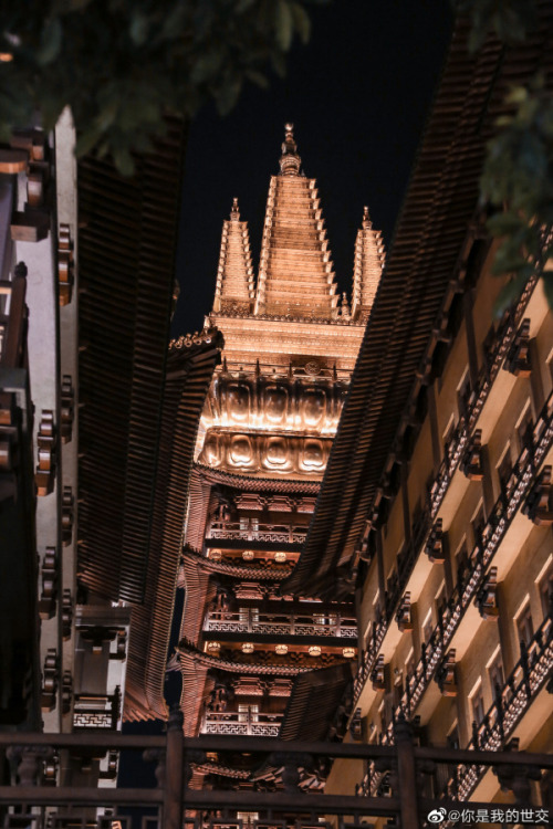 fuckyeahchinesefashion: temples in downtown area of chinese cities