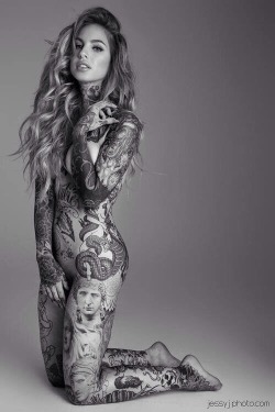 tattooedwomenarebeautiful:  Little Linda 