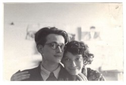 umbraphilosophica:  piekna-epoka:  Andrzej Wróblewski - Autoportret z żoną, maj 1954  prieks 