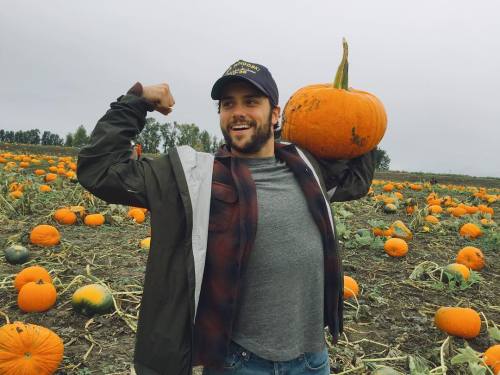 dailyjackfalahee:  thejaybray:  “Do I look athletic” hmmmmm   