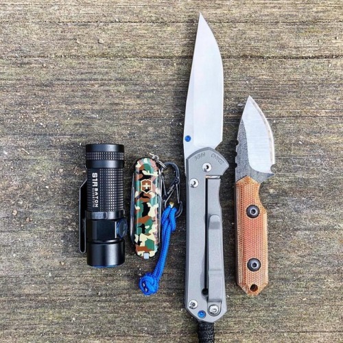 #Repost @sharp_stories ・・・ Everything in the pockets the last few days! #edc #everydaycarry #edcgear