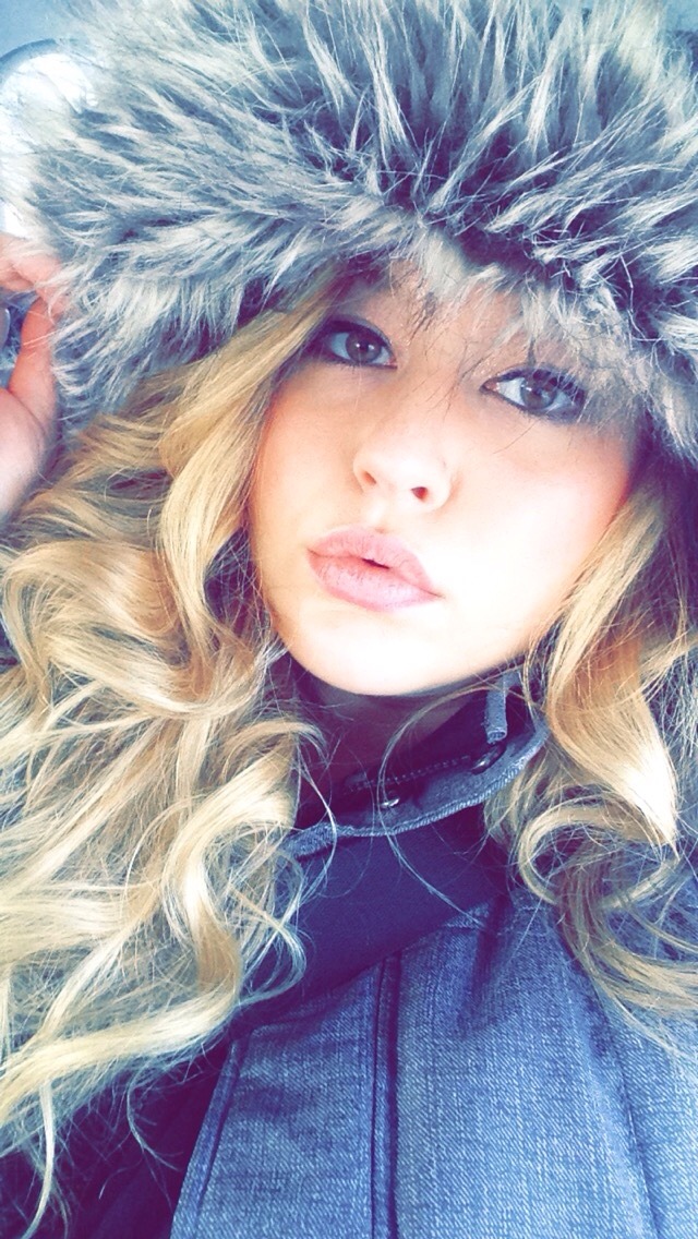 plus-size-barbiee:  ❄️ Snow Queen ❄️  Omfg. Gorgeous