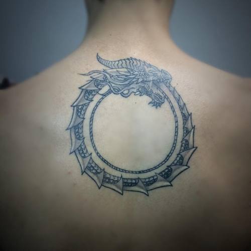 #tatu #Tattoo #tatuaje #tattooblack #ink #inked #inkedup #ouroboros #black #blackandgray #blacktattoo #blackink #uroboros #venezuela #lara #barquisimeto #gabodiaz04 #espalda