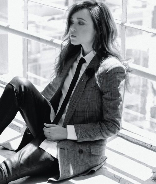 moretothepicturethanmeetstheeye: queer-all-in-this-together: Women in suits are my kryptonite Holy f