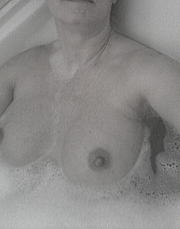 ellenann1616:  Having a hot bath and thinking adult photos