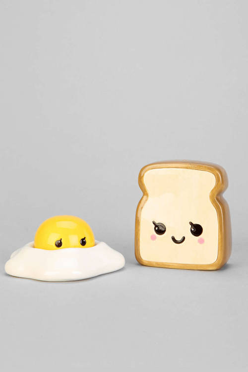 How cute is this Eggs and Toast Salt + Pepper Shaker set to accompany breakfast!